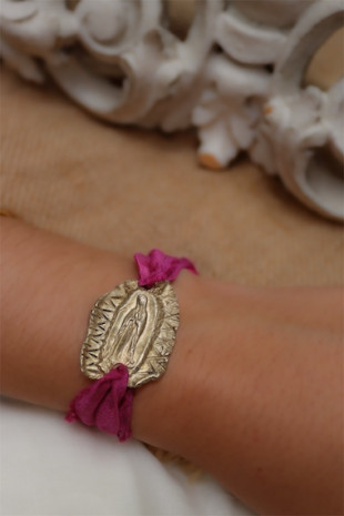 Pulsera de la virgen Guadalupana en latón. Hecha artesanalmente por Sandra Bellew