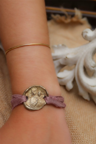 Pulsera de Santa Ana en latón. Hecha artesanalmente por Sandra Bellew.