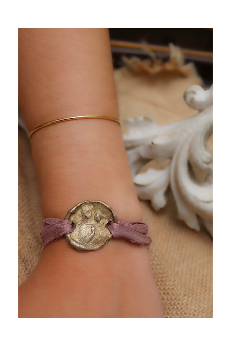 Pulsera de Santa Ana en latón. Hecha artesanalmente por Sandra Bellew.