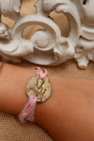 Pulsera de María Auxiliadora en latón. Hecha artesanalmente por Sandra Bellew.