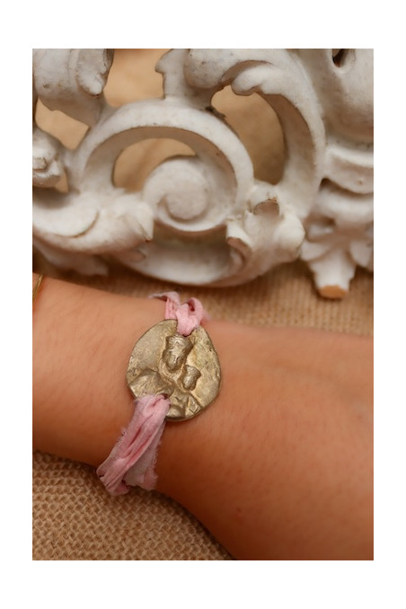 Pulsera de María Auxiliadora en latón. Hecha artesanalmente por Sandra Bellew.