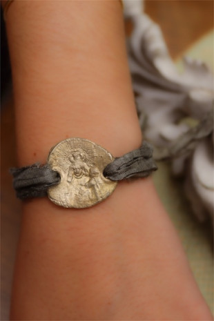 Pulsera rústica de la Virgen de Gracia en latón. Hecha artesanalmente por Sandra Bellew.
