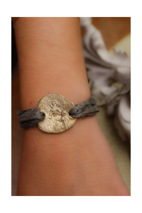 Pulsera rústica de la Virgen de Gracia en latón. Hecha artesanalmente por Sandra Bellew.