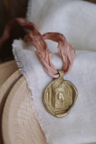 Medalla de la Virgen Dolorosa en latón. Hecha artesanalmente por Sandra Bellew.