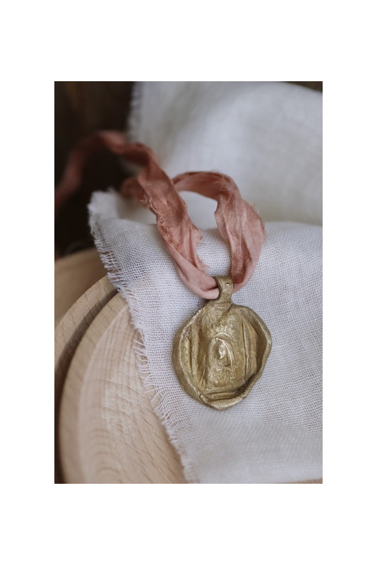 Medalla de la Virgen Dolorosa en latón. Hecha artesanalmente por Sandra Bellew.