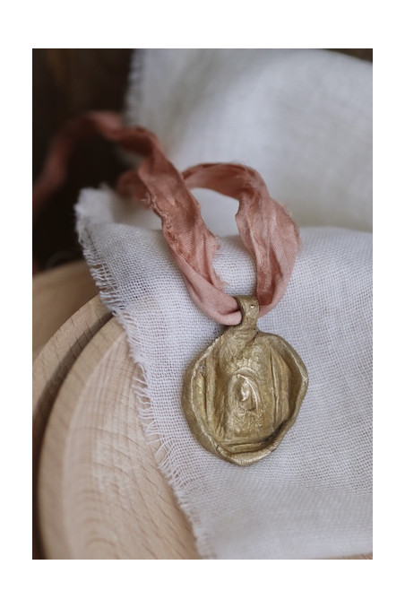 Medalla de la Virgen Dolorosa en latón. Hecha artesanalmente por Sandra Bellew.