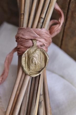 Medalla de la Virgen Dolorosa para ramo en latón. Hecha artesanalmente por Sandra Bellew