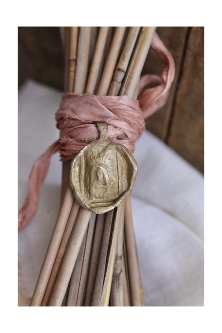 Medalla de la Virgen Dolorosa para ramo en latón. Hecha artesanalmente por Sandra Bellew