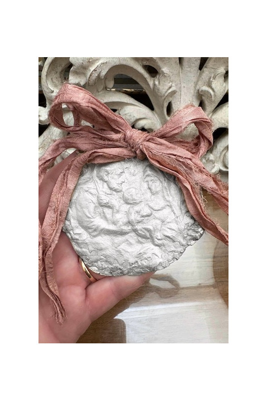 Medalla de la Sagrada Familia para cuna en plata. Hecha artesanalmente por Sandra Bellew.