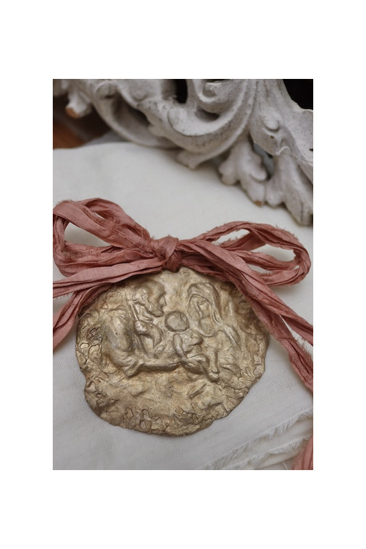 Medalla de la Sagrada Familia para cuna en latón. Hecha artesanalmente por Sandra Bellew.