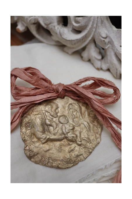 Medalla de la Sagrada Familia para cuna en latón. Hecha artesanalmente por Sandra Bellew.