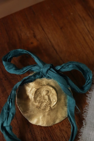 Medalla rústica de Nuestra Señora del Perpetuo Socorro en latón. Hecha artesanalmente por Sandra Bellew.