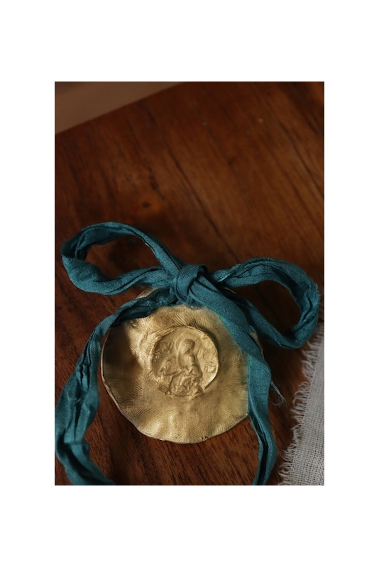Medalla rústica de Nuestra Señora del Perpetuo Socorro en latón. Hecha artesanalmente por Sandra Bellew.