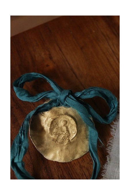 Medalla rústica de Nuestra Señora del Perpetuo Socorro en latón. Hecha artesanalmente por Sandra Bellew.