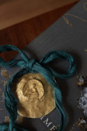 Medalla rústica de Nuestra Señora del Perpetuo Socorro en latón. Hecha artesanalmente por Sandra Bellew.