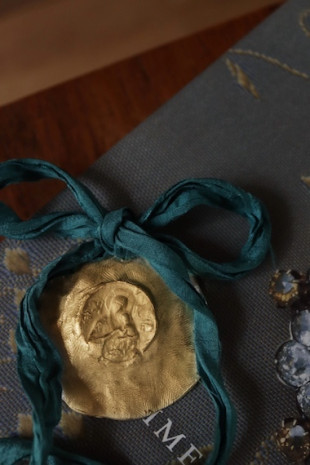 Medalla rústica de Nuestra Señora del Perpetuo Socorro en latón. Hecha artesanalmente por Sandra Bellew.