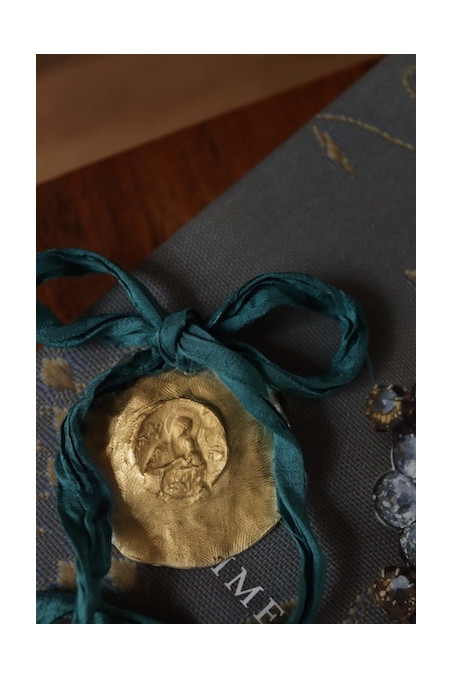 Medalla rústica de Nuestra Señora del Perpetuo Socorro en latón. Hecha artesanalmente por Sandra Bellew.