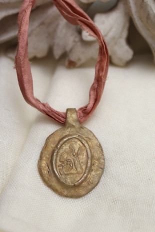 Medalla rústica del Arcángel San Rafael en latón. Hecha artesanalmente por Sandra Bellew.