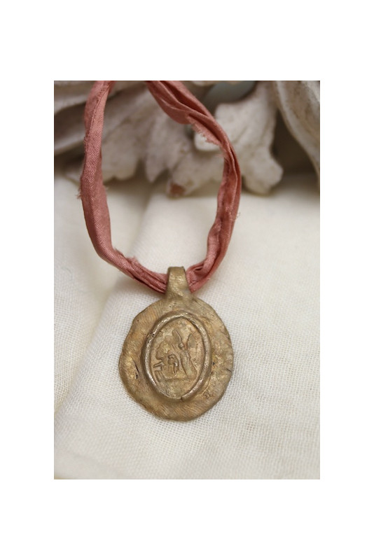Medalla rústica del Arcángel San Rafael en latón. Hecha artesanalmente por Sandra Bellew.