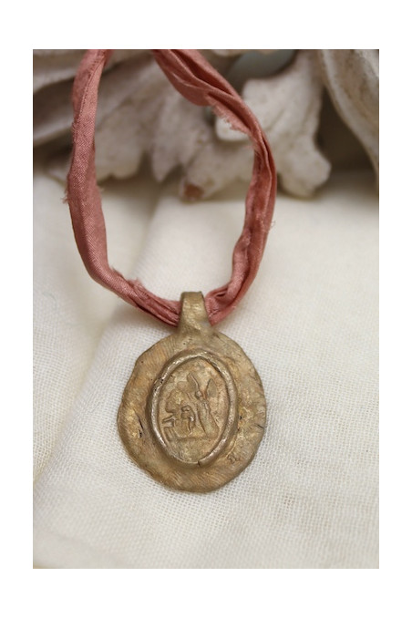 Medalla rústica del Arcángel San Rafael en latón. Hecha artesanalmente por Sandra Bellew.