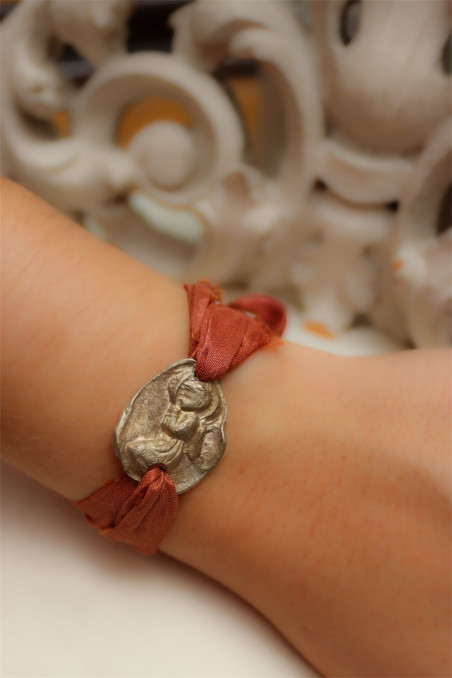 Pulsera rústica del Angelito de la Guarda en latón. Hecha artesanalmente por Sandra Bellew.