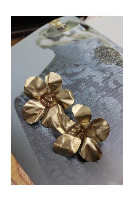 Pendientes en latón con forma de flor. Hechos  artesanalmente en España por Sandra Bellew.