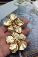 Pendientes en latón con forma de flor. Hechos  artesanalmente en España por Sandra Bellew.
