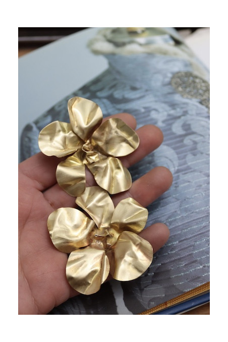 Pendientes en latón con forma de flor. Hechos  artesanalmente en España por Sandra Bellew.