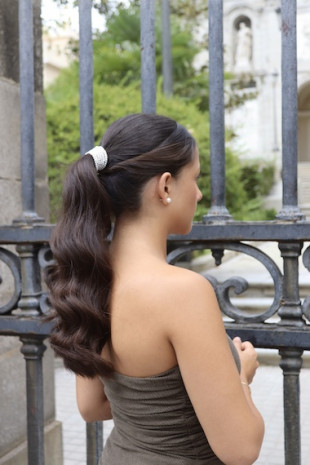 Cadena de perlas para el pelo. Hecha por Sandra Bellew.