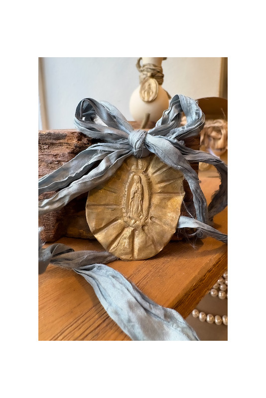 Medalla rústica de la Virgen Guadalupana para carrito en latón. Hecha artesanalmente por Sandra Bellew.