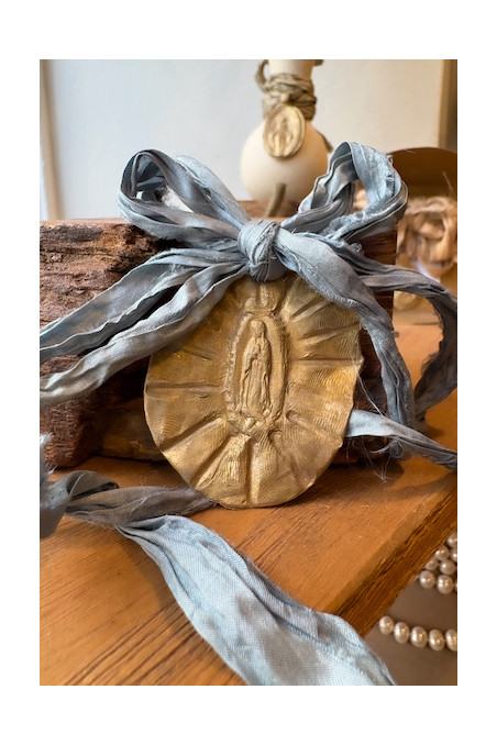Medalla rústica de la Virgen Guadalupana para carrito en latón. Hecha artesanalmente por Sandra Bellew.