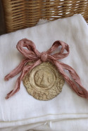 Medalla rústica de la Virgen del Pilar para cuna en latón. Hecha artesanalmente por Sandra Bellew.