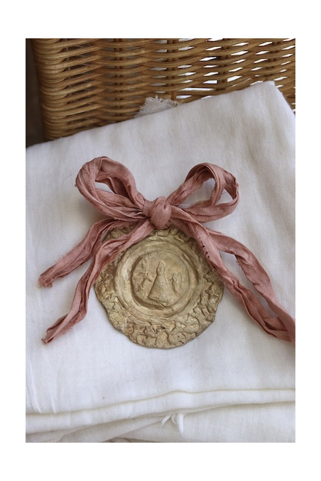 Medalla rústica de la Virgen del Pilar para cuna en latón. Hecha artesanalmente por Sandra Bellew.