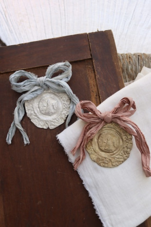 Medalla rústica  de la Virgen del Pilar para cuna en plata y en latón. Hecha artesanalmente por Sandra Bellew.