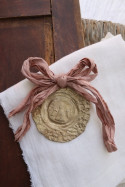 Medalla rústica de la Virgen del Pilar para cuna en latón. Hecha artesanalmente por Sandra Bellew.