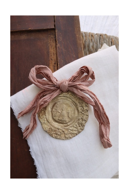 Medalla rústica de la Virgen del Pilar para cuna en latón. Hecha artesanalmente por Sandra Bellew.