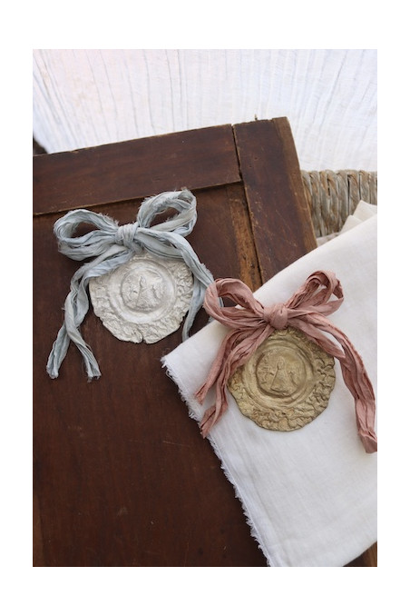 Medalla rústica  de la Virgen del Pilar para cuna en plata y en latón. Hecha artesanalmente por Sandra Bellew.