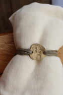 Pulsera rústica de la Virgen de Gracia en latón. Hecha artesanalmente por Sandra Bellew.