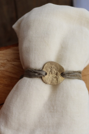 Pulsera rústica de la Virgen de Gracia en latón. Hecha artesanalmente por Sandra Bellew.