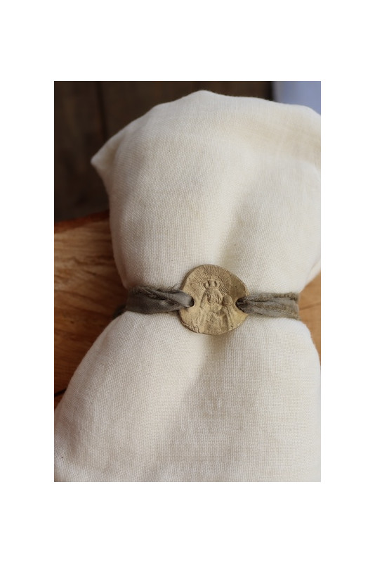Pulsera rústica de la Virgen de Gracia en latón. Hecha artesanalmente por Sandra Bellew.