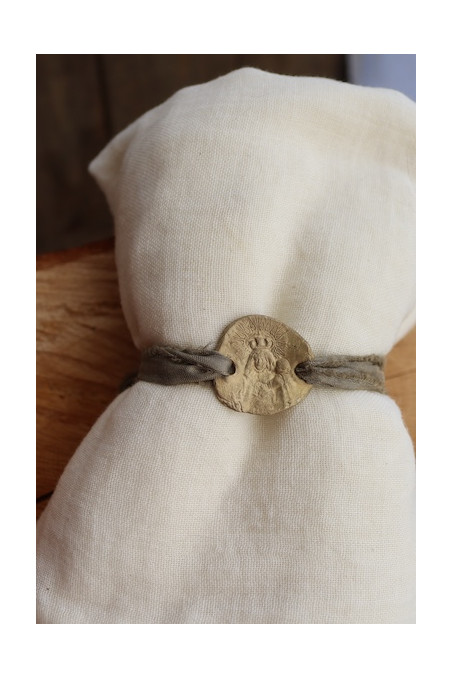Pulsera rústica de la Virgen de Gracia en latón. Hecha artesanalmente por Sandra Bellew.
