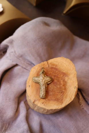 Colgante rústico de la Cruz de Schoenstatt en latón. Hecha artesanalmente por Sandra Bellew