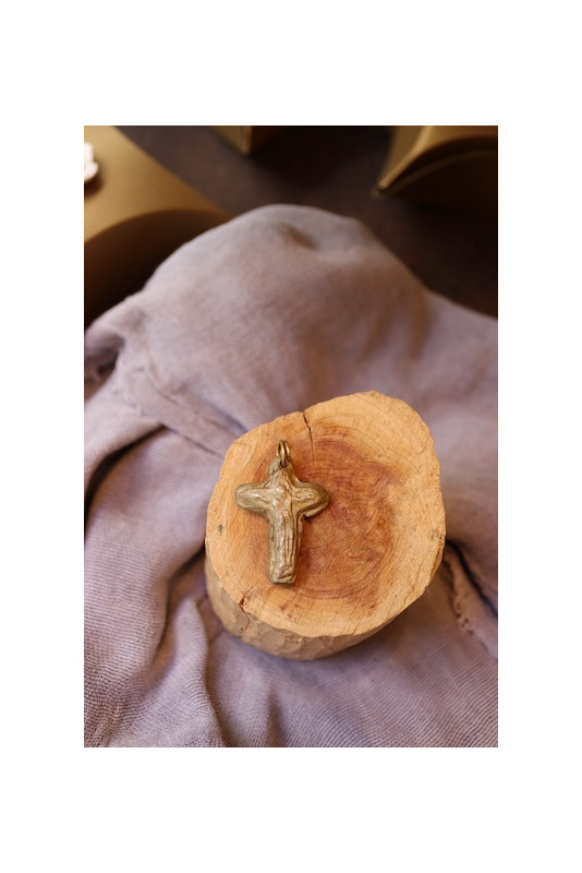Colgante rústico de la Cruz de Schoenstatt en latón. Hecha artesanalmente por Sandra Bellew