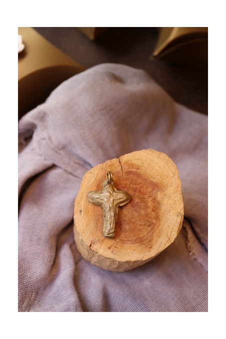 Colgante rústico de la Cruz de Schoenstatt en latón. Hecha artesanalmente por Sandra Bellew