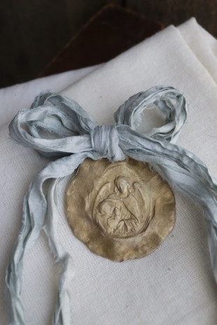 Medalla rústica del Angel Custodio para carrito en latón. Hecha artesanalmente por Sandra Bellew.
