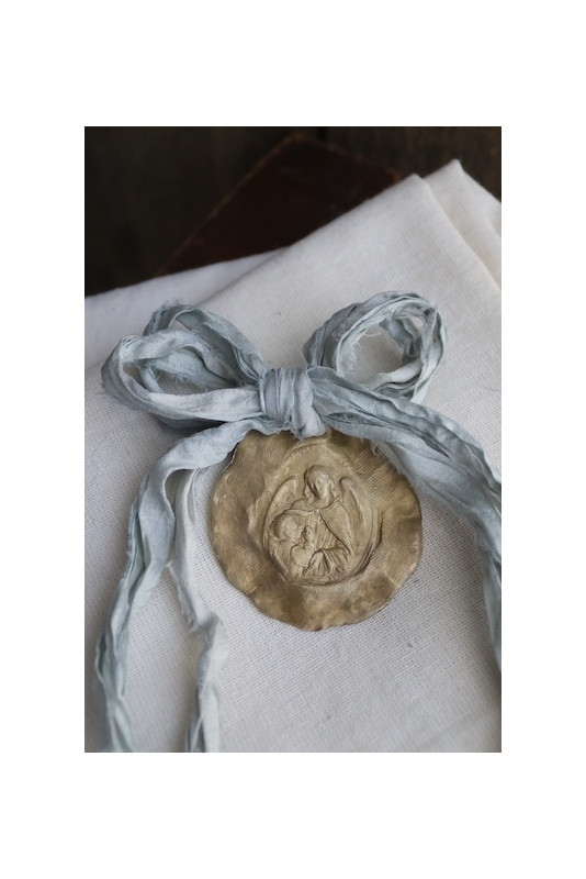 Medalla rústica del Angel Custodio para carrito en latón. Hecha artesanalmente por Sandra Bellew.