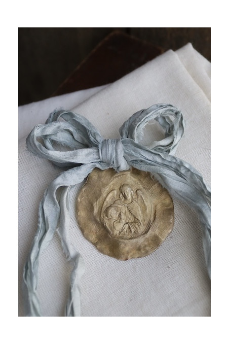 Medalla rústica del Angel Custodio para carrito en latón. Hecha artesanalmente por Sandra Bellew.