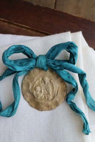 Medalla rústica del Angel Custodio para carrito en latón. Hecha artesanalmente por Sandra Bellew.
