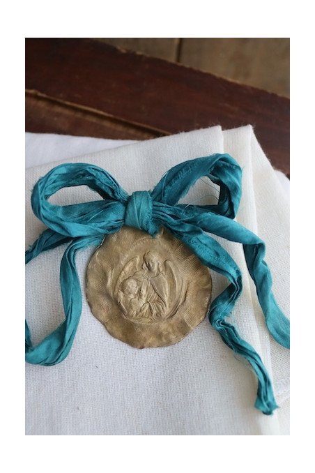 Medalla rústica del Angel Custodio para carrito en latón. Hecha artesanalmente por Sandra Bellew.