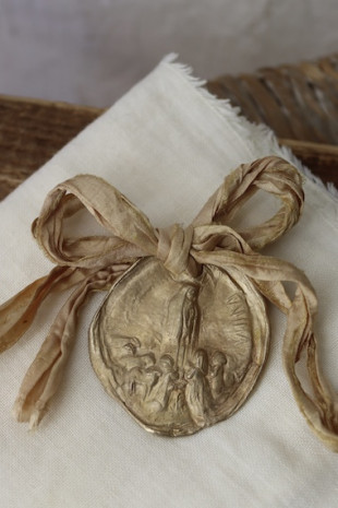 Medalla rústica de la Virgen de Fátima para carrito en latón. Hecha artesanalmente por Sandra Bellew.